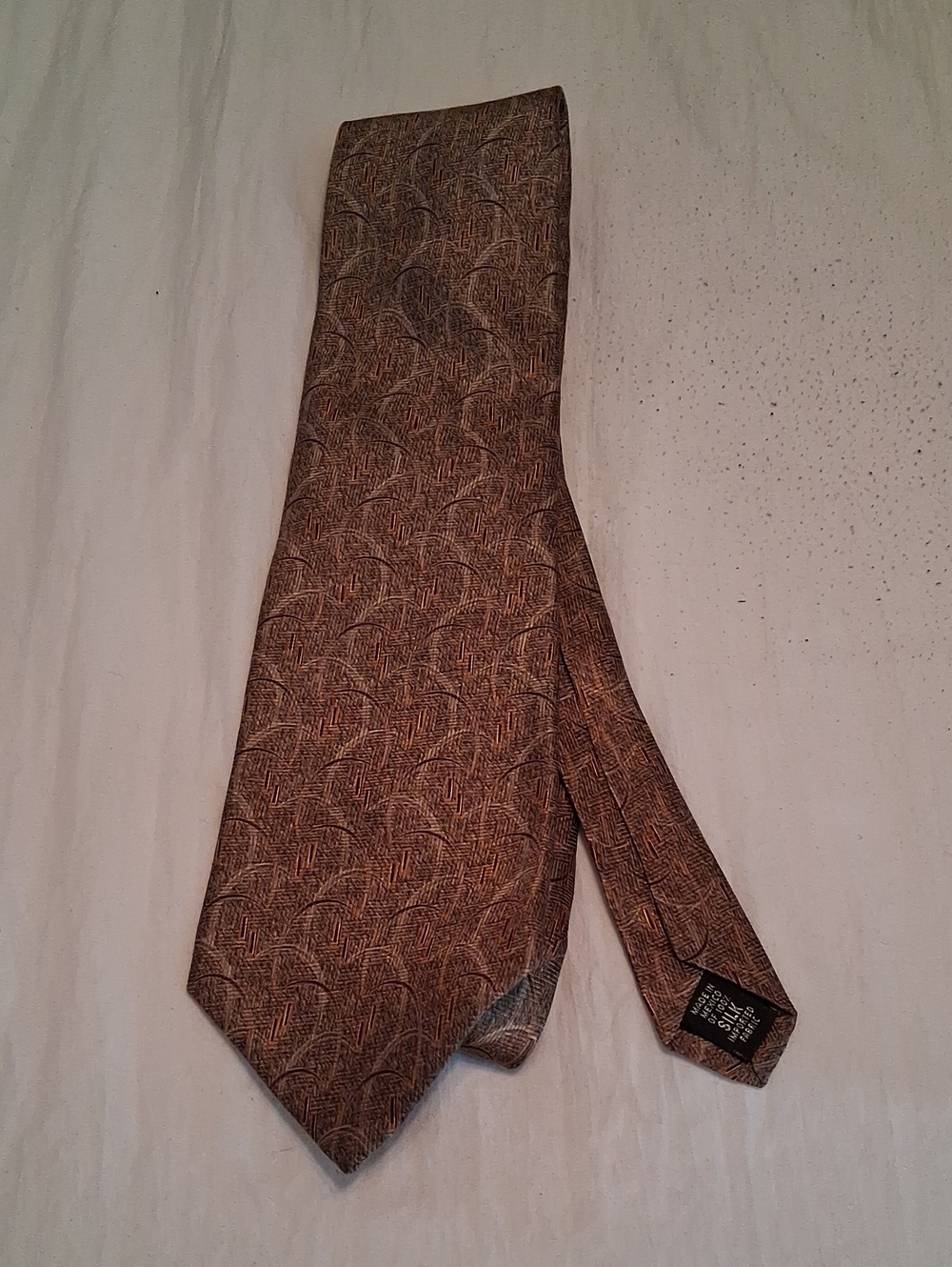 Vintage bill blass Men's brown patterned silk tie. Office